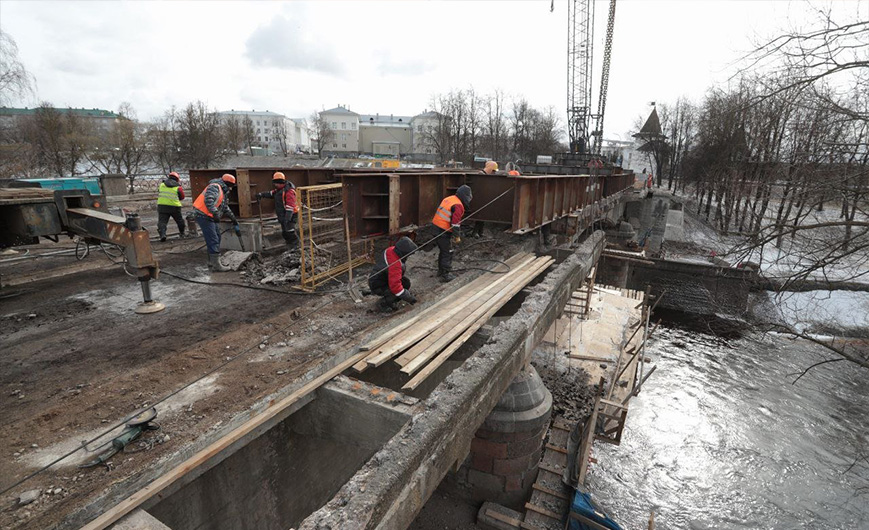 В Пскове закрыли на реконструкцию Троицкий мост